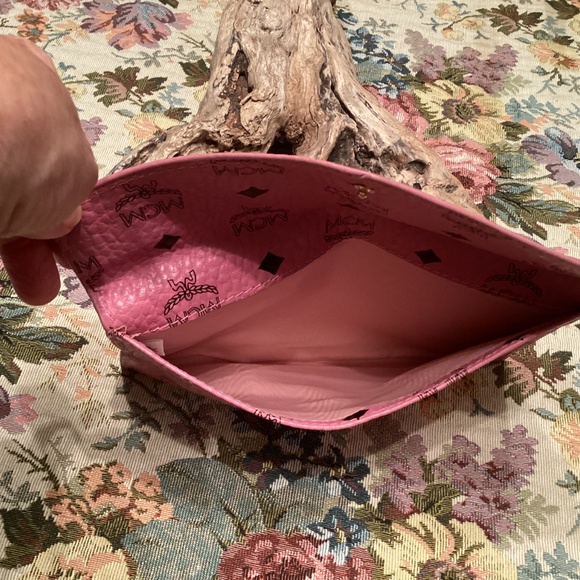 MCM GWP VIP Envelope Clutch Pink w/unbranded Chain Brand New - Picture 5 of 7